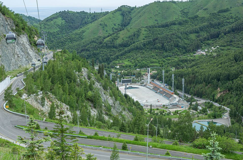 Высокогорный каток Медеу в ущелье летом