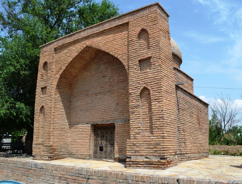 Мавзолей Карашаш-ана в Сайраме